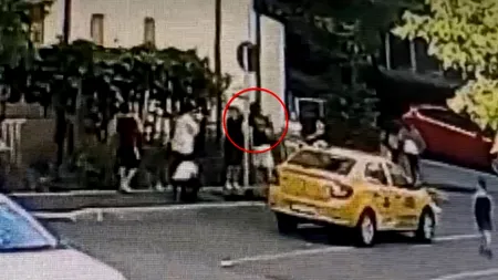 Bărbat din Iași, FILMAT când bate un băiat de numai 11 ani pe stradă. Motivul gestului său este incredibil