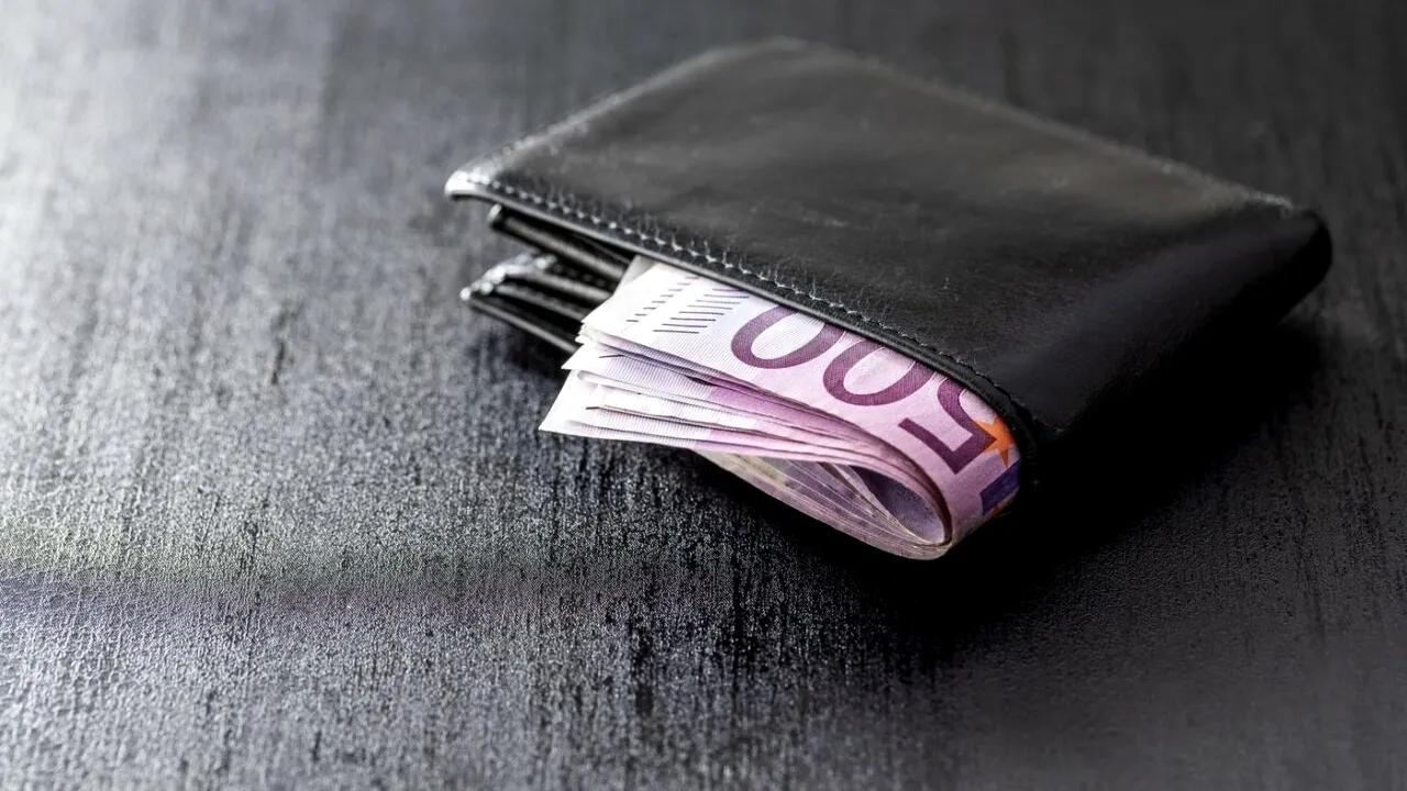 Un gest de ONESTITATE i-a transformat total viața unui om fără adăpost după ce a găsit un portofel cu 2.000 de euro într-un tren