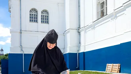 Două CĂLUGĂRIȚE au cheltuit 500.000 de dolari în CAZINOURI, după ce i-au furat din donații și taxe de școlarizare 