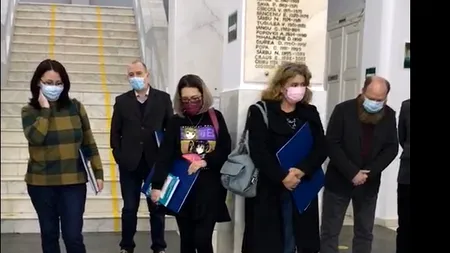 Echipa de robotică de la un colegiu din Bârlad a inventat un robot care ucide bacteriile şi viruşii. Eficienţa sa este de 99%