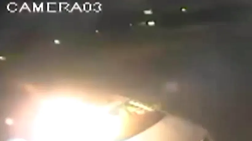 A luat foc în timp ce voia să vandalizeze o mașină