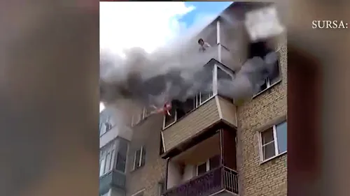 VIDEO. Un tată disperat și-a aruncat copiii de la ultimul etaj al blocului în timpul unui incendiu. Este incredibil ce au făcut oamenii de pe stradă