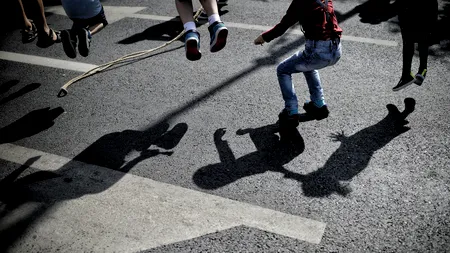 ORDIN. Mai multe ore afară, fără jucării de acasă. Ce măsuri trebuie respectate la creșă, grădiniță sau afterschool