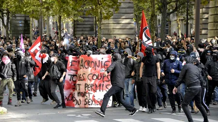 Liderul unui partid de extremă-stânga denunță politicile lui Macron și-l  avertizându-l că riscă înlăturarea de la putere