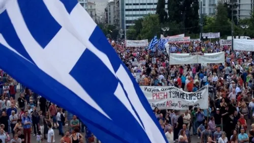 Mii de persoane s-au adunat la Atena pentru a cere menținerea Greciei în zona euro. Da pentru euro. Nu rublei