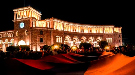 PROTESTE în Armenia după ce Azerbaidjanul a preluat controlul asupra Nagorno Karabah. Oamenii cer demisia premierului