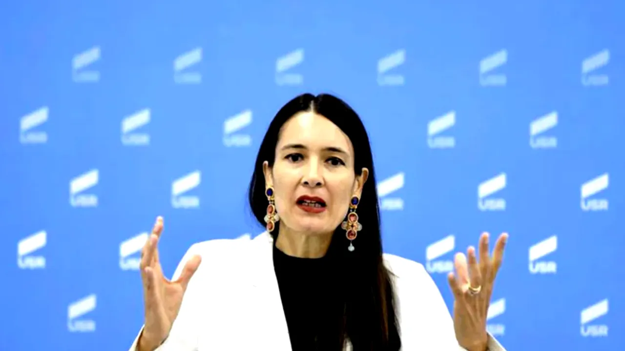 Clotilde Armand, selfie în fața sediului PSD Sector 1. Replica social-democraților: ”Se putea costuma în ceva, se putea urca pe macara, dar astăzi a ales să vină deghizată în primar”