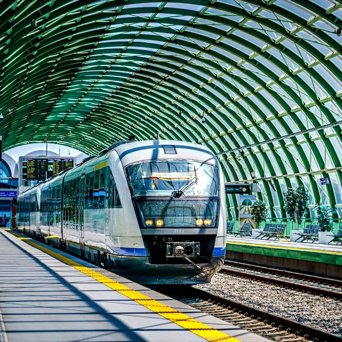 Tren „Săgeata Albastră”, aparținând CFR Călători, în Gara Aeroportul „Henri Coandă” (FOTO - Caracter ilustrativ: Facebook/CFR Călători)