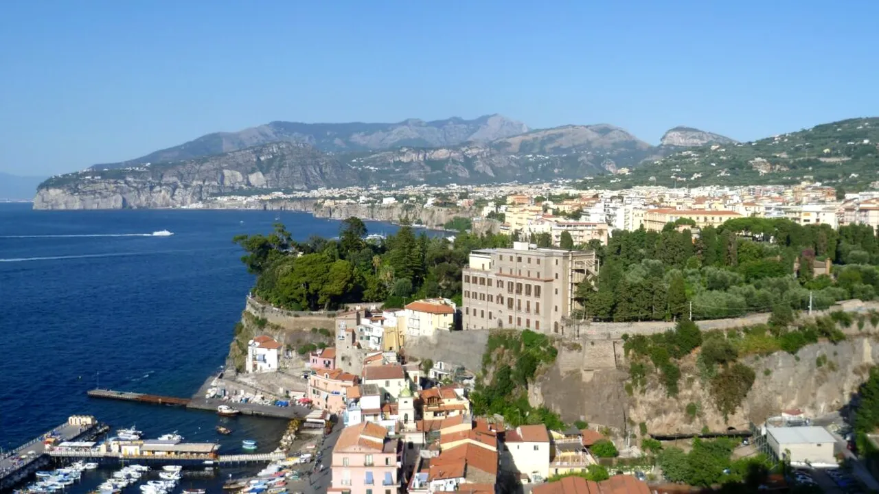 O stațiune din Italia a decis să îi amendeze pe cei care merg pe străzi în costum de baie. „Îi deranjează pe localnici”