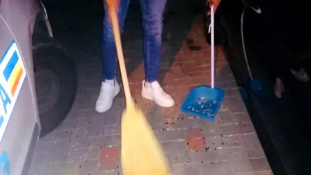 PEDEAPSĂ. Mai mulți „băieți de cartier” au fost obligați să strângă cojile de semințe pe care le-au făcut pe stradă / FOTO
