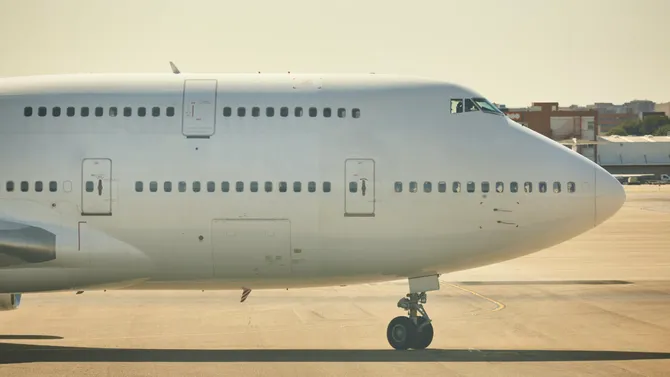 AVIONUL privat american care l-a adus pe fostul președinte al SUA în Europa a aterizat la București. Motivul vizitei e necunoscut