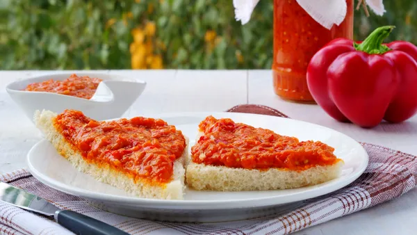 Rețetă de zacuscă cu dovlecei și vinete. Preparat perfect pentru toamnă, cu textură cremoasă