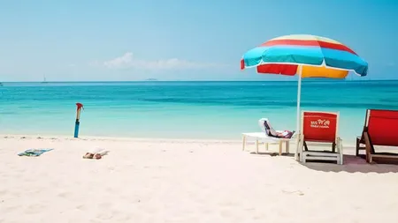 STAȚIUNEA de pe litoral care atrage mii de turiști cu prețuri mici în mijlocul sezonului estival. Sezlongul, de 4 ori mai ieftin ca în Mamaia