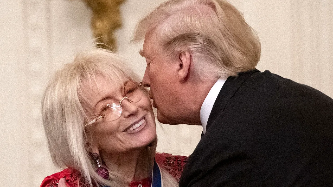 O filantroapă americană vrea să introducă „Cartea lui Trump