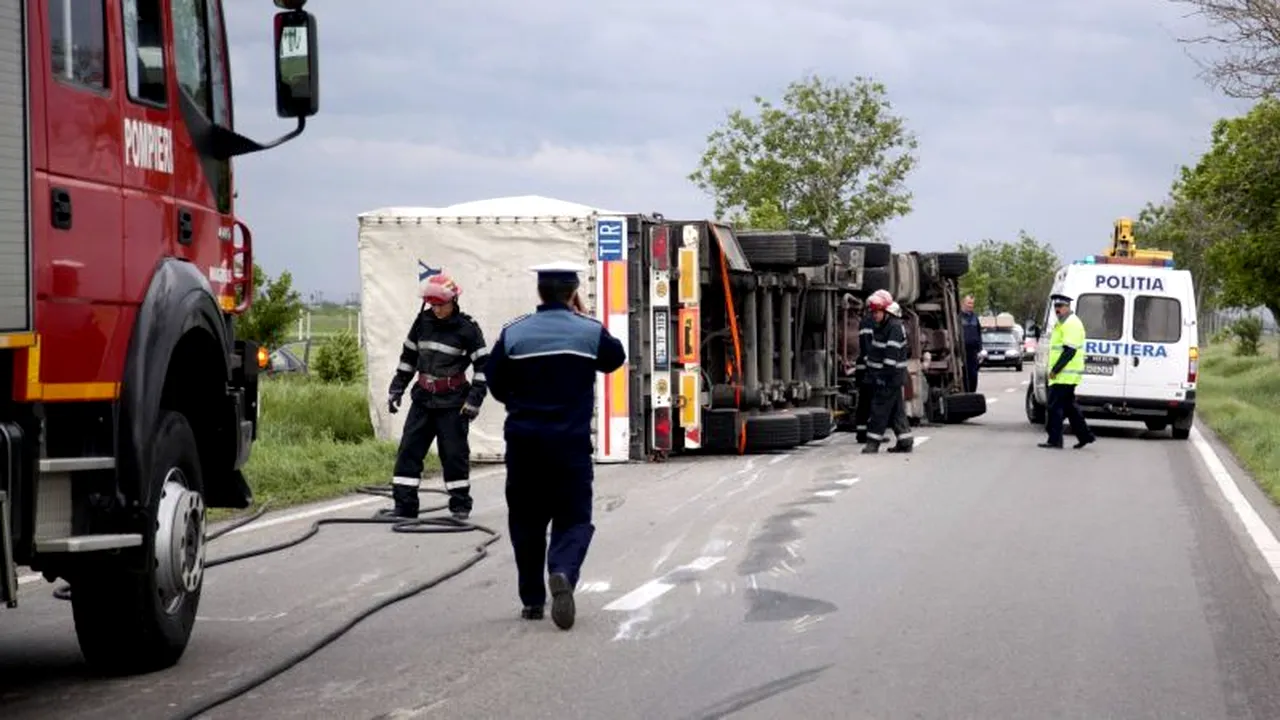 Trafic blocat pe DN 7, după ce un TIR s-a răsturnat. Două persoane au rămas încarcerate