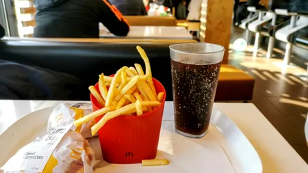 De ce Coca-COLA are un gust mai bun la McDonald’s? Misterul gustului inconfundabil, explicat simplu