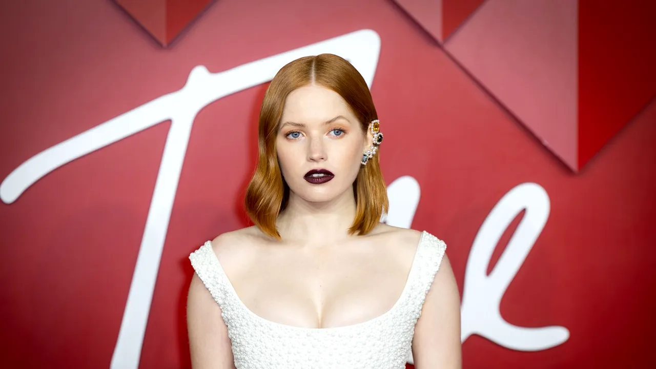 Ellie Bamber o va interpreta pe KATE MOSS în filmul “Moss & Freud”