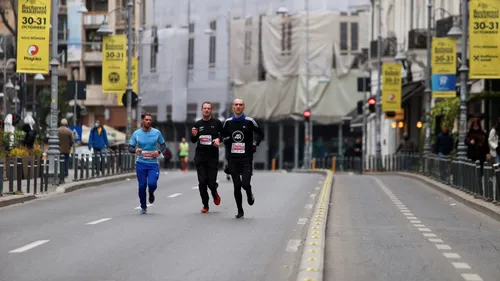 Alergătorii înscriși la Maratonul Internațional București au cucerit centrul Capitalei. Unde și până la ce oră sunt restricții rutiere
