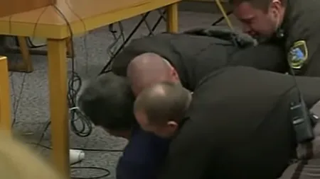 VIDEO. Tatăl a trei gimnaste abuzate sexual l-a atacat pe doctorul groazei din lotul SUA: „Lăsați-mă doar cinci minute cu acest nenorocit