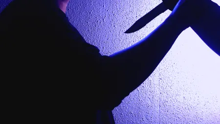 Tânăr atacat cu un cuțit pe o stradă din Târgu-Jiu / Un adolescent s-a năpustit violent asupra lui