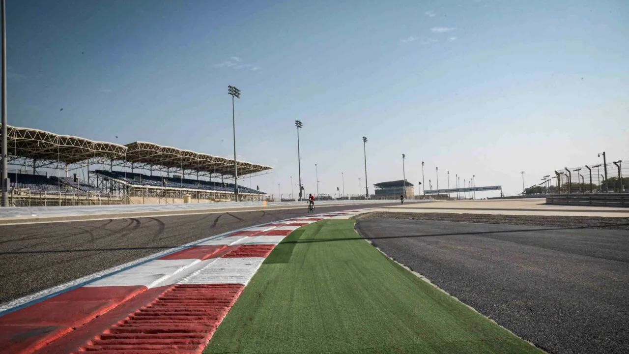 Inedit! O campioană din România a concurat cu bicicleta pe PISTA de Formula 1 din Bahrain