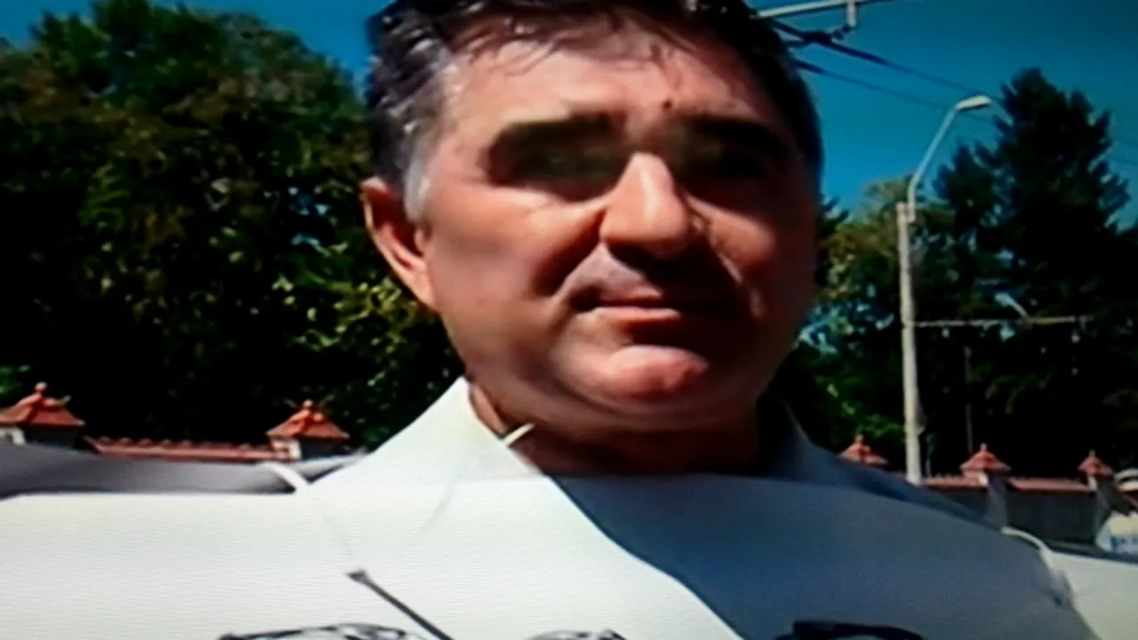 Ghișe și un prieten protestează de azi sub fereastra lui Băsescu: 