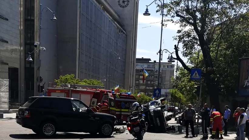 ULTIMA ORĂ. Accident grav în București: Două mașini s-au ciocnit puternic, iar una dintre ele s-a răsturnat