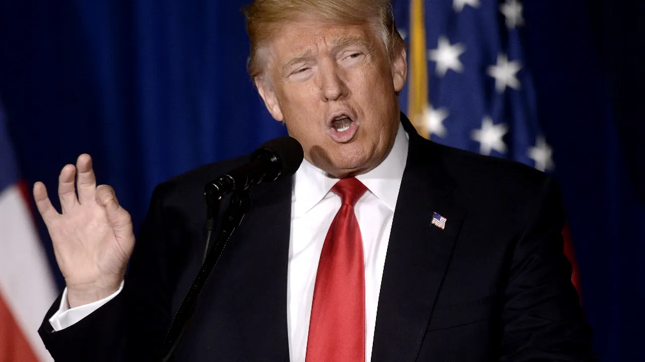 Președinția SUA, aruncată în derizoriu: Trump invită o fostă amantă a lui Bill Clinton la prima dezbatere cu Hillary
