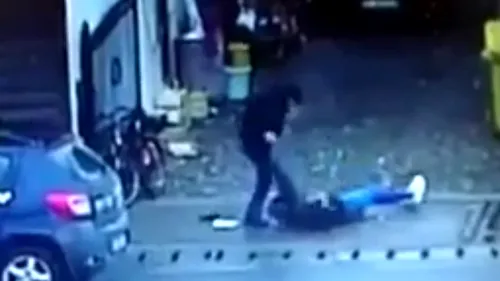 Femeie snopită în bătaie de soțul ei, pe stradă, în Telciu! (VIDEO)