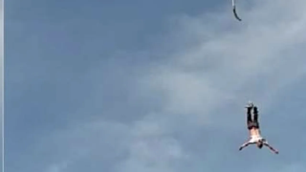 Clipe de coșmar într-un parc de distracții. Un bărbat a căzut de la 100 de metri, după ce coarda de bungee jumping i s-a rupt - VIDEO