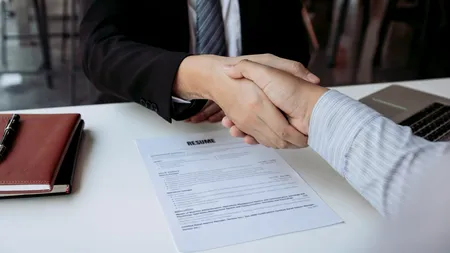 Care este JOBUL din România pentru care se cer doar 8 clase și este plătit cu 4.800 de lei. Se oferă și tichete de masă, iar transportul e asigurat
