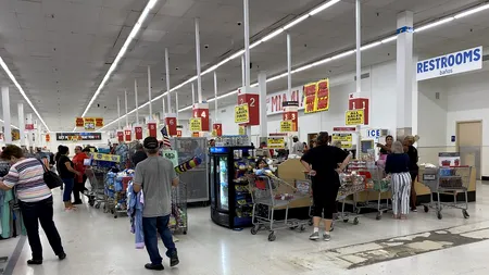 Vânzătoarea care caută o clientă pentru a îi restituii banii plătiți în plus. „Doamna care a cumpărat cratița cu capac, vă rog reveniți”