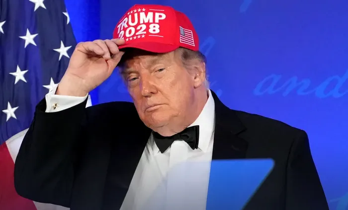 Donald Trump, purtând șapca roșie cu inscripția „Trump 2028” la Cina corespondenților de la Casa Albă. Sursa Foto: Profimedia 