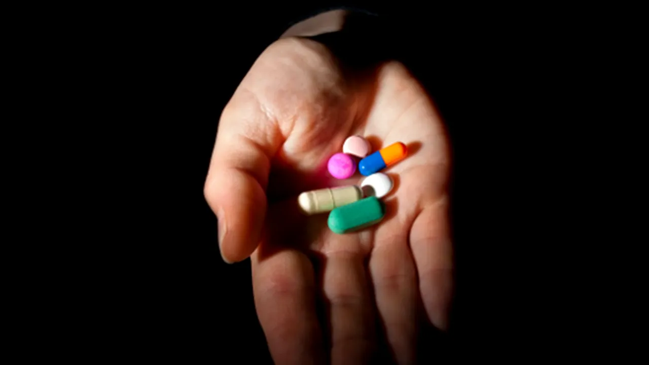 Automatul cu pastile care nu greșește dozajul și comandă medicamente în avans. Cum arată