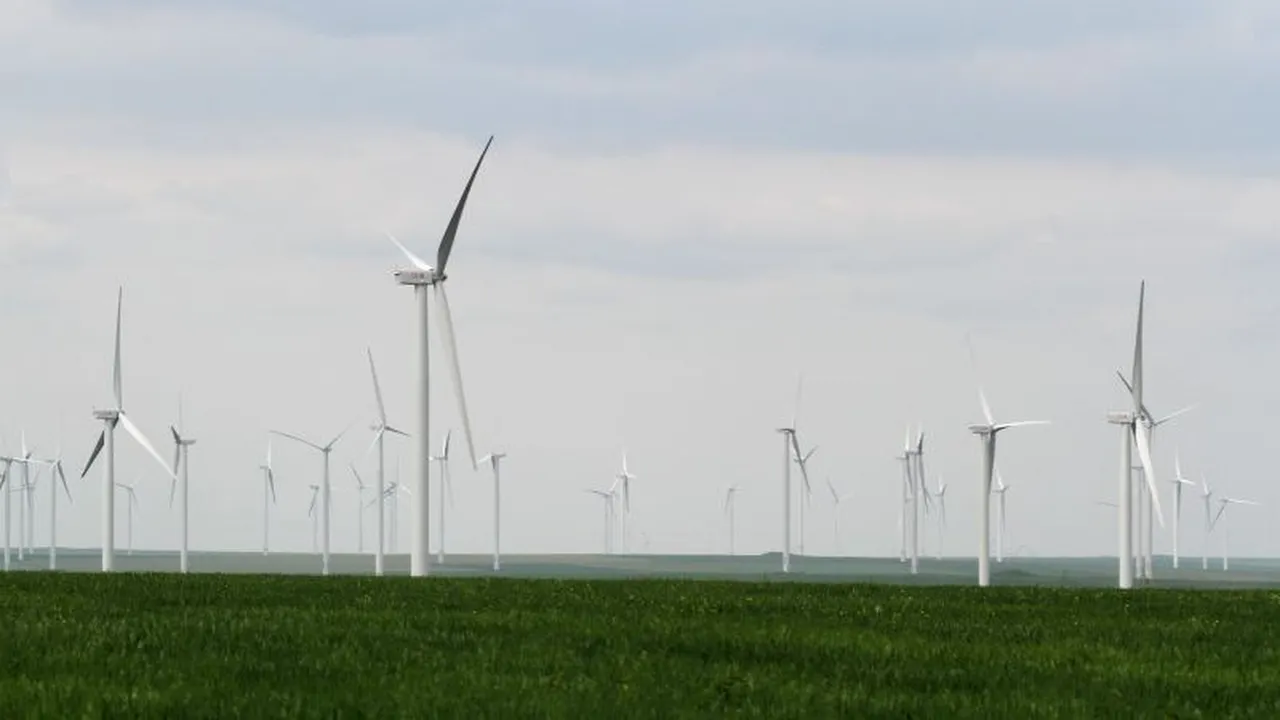 Partea plină a paharului în cazul avertizărilor de vânt puternic: Eolienele produc peste 40% din energia țării. România este exportator net de curent electric