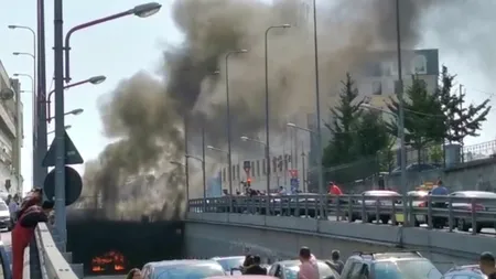 O mașină a luat foc într-un pasaj subteran din centrul orașului Craiova. Autoturismul a ars complet (VIDEO)