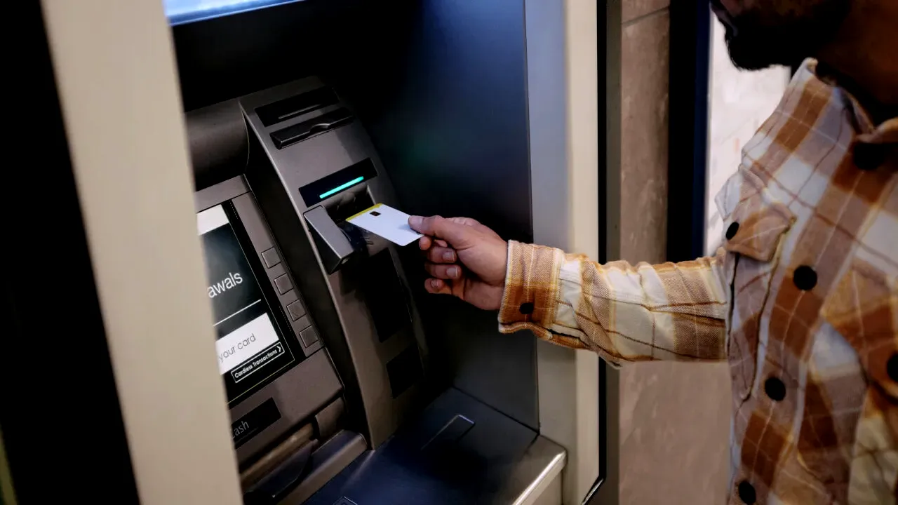 Limită la retragerile de cash de la bancomat pentru români în SUA. Ce comisioane se percep și care este plafonul zilnic