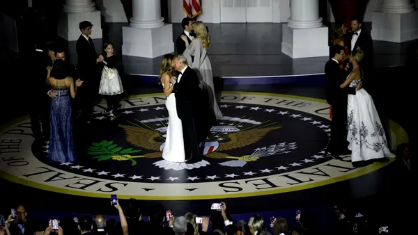 Donald și Melania Trump, DANSUL care a marcat începutul președinției / Ce ROCHIE a purtat Prima Doamnă la balul inaugural