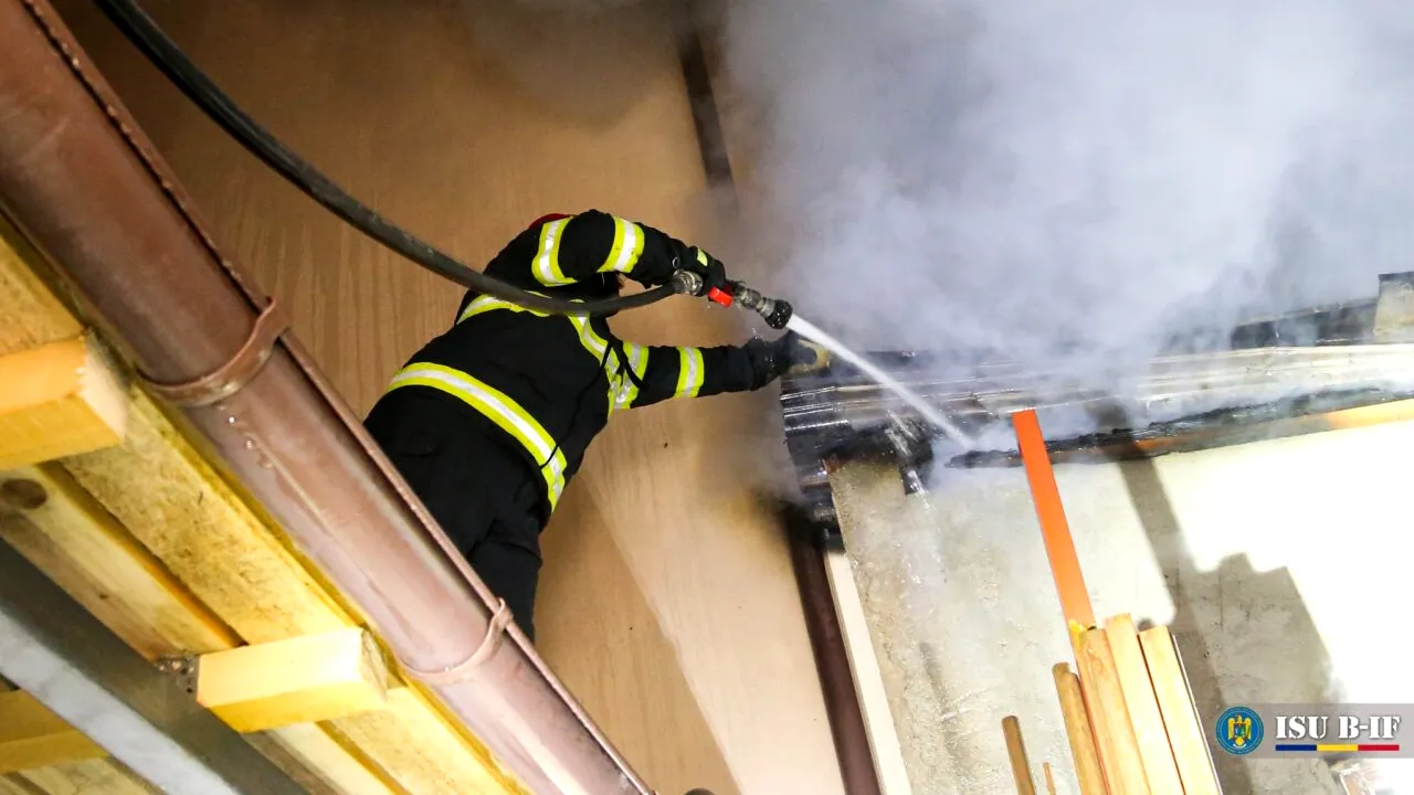 O vilă din localitatea ilfoveană Bragadiru A LUAT FOC. Flăcările s-au extins și la acoperișul unei alte case