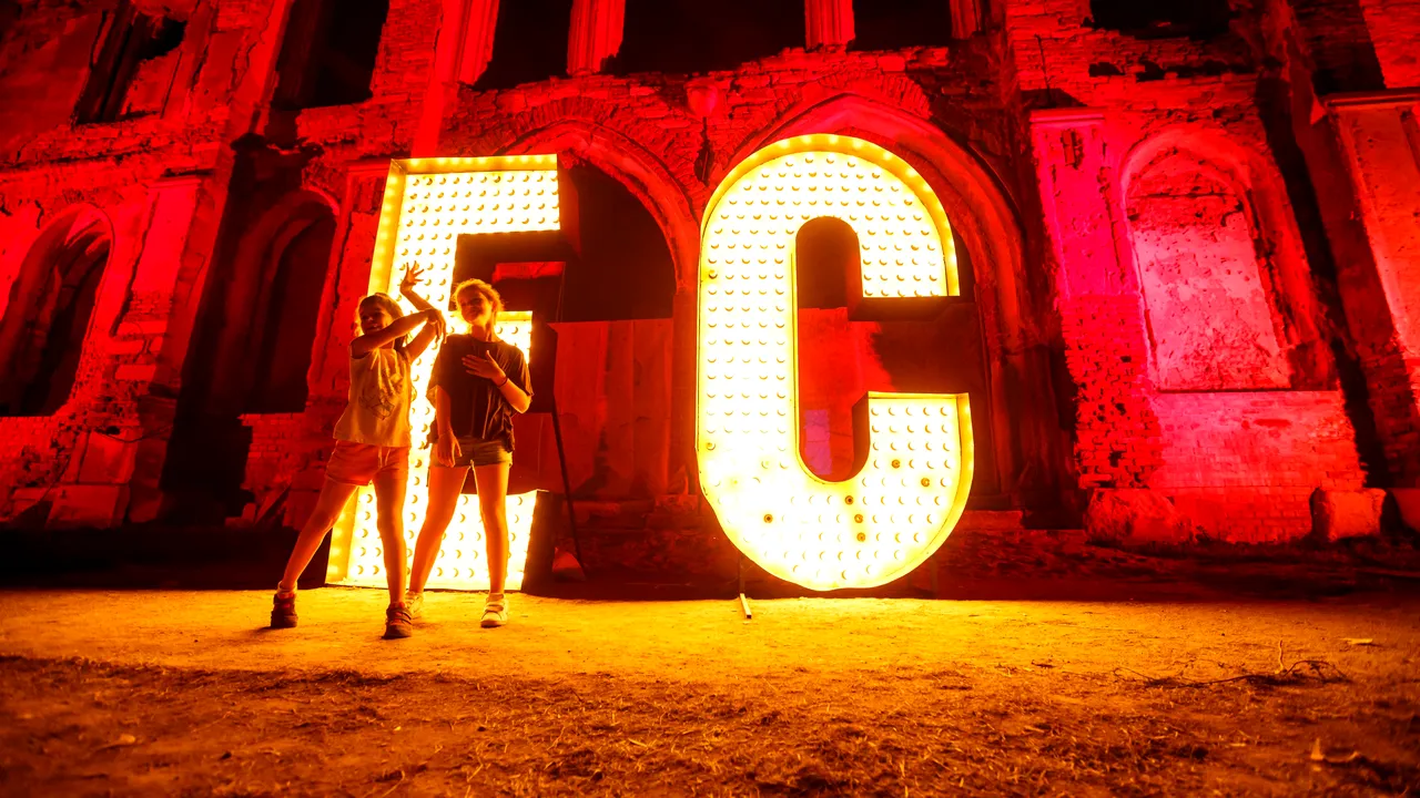 De la o păpușă gonflabilă până la mustăți false. Cele mai NEOBIȘNUITE cerințe ale artiștilor de la Electric Castle
