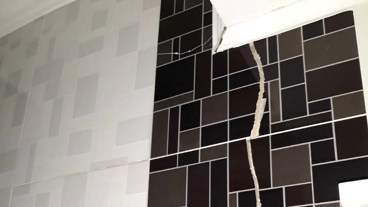 20 de familii sunt în pericol în Galați. Patru case sunt în pericol de prăbușire din cauza unor fisuri de mari dimensiuni apărute pe pereți - FOTO