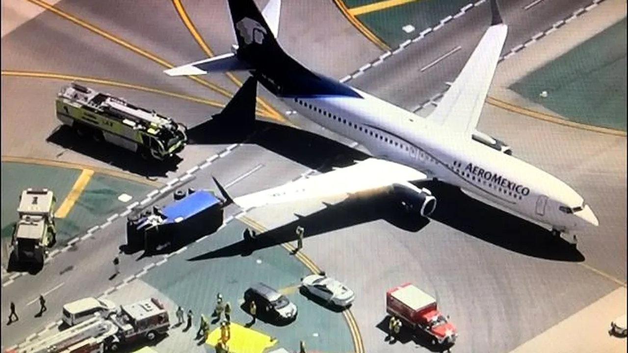 8 răniți, după ce un avion de pasageri s-a ciocnit cu o autoutilitară pe aeroportul din Los Angeles