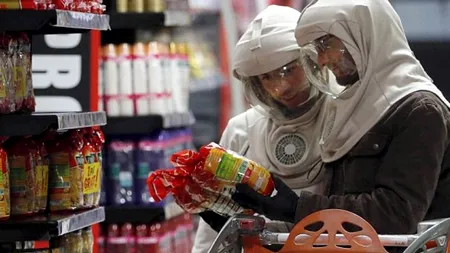 Doi frați din Franța sunt nevoiți să iasă în fiecare zi din casă în acest fel. Au fost supranumiți „Copiii Lunii