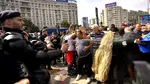🚨 Au reînceput violențele în Piața Victoriei. 24 de persoane, printre care și 8 jandarmi, rănite la protestul oierilor. 27 de protestatari au fost reținuți după ce au aruncat cu garduri. Jandarmii au răspuns cu gaze lacrimogene