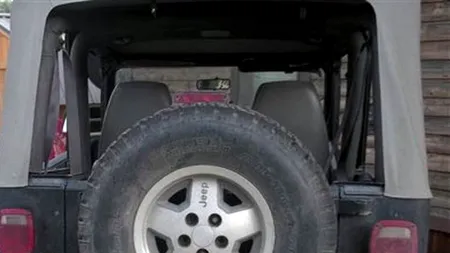 Ce a pățit un copil de trei ani care s-a urcat la volanul mașinii părinților