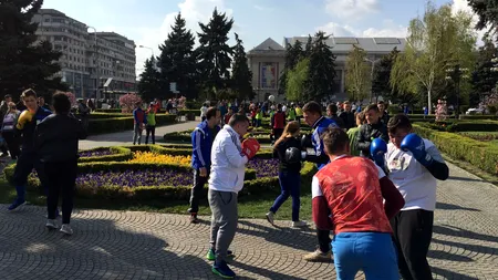 Leonard Doroftei a ieșit să protesteze în centrul Ploieștiului. Motivul pentru care peste o sută de copii fac sport pe stradă în fața primăriei. VIDEO și FOTO