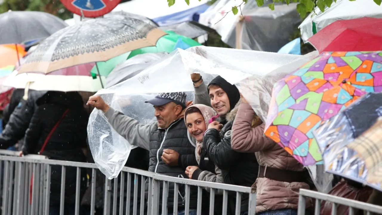 Câteva mii de persoane asistă, la Iași, la Liturghia oficiată de hramul Sfintei Parascheva