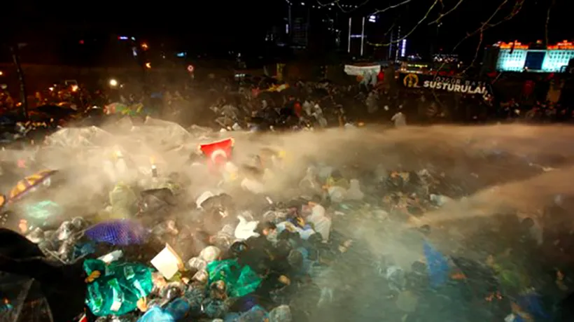 Proteste violente la Istanbul după descinderi ale poliției la trustul media Zaman