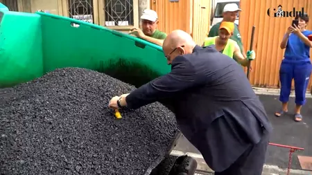 VIDEO | Primarul Sectorului 5 oferă rețeta de “ouă Asfaltique a la Piedone”, pe asfaltul proaspăt turnat, promis oamenilor de pe Crizantemelor (P)