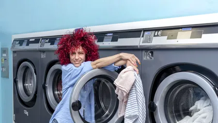 Cât CURENT consumă mașina de spălat rufe și cum să reduci costurile la lumină